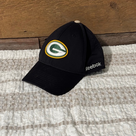 Green Bay Packers Reebok Hat Cap Black NFL Football Fitted S/M - Picture 1 of 8